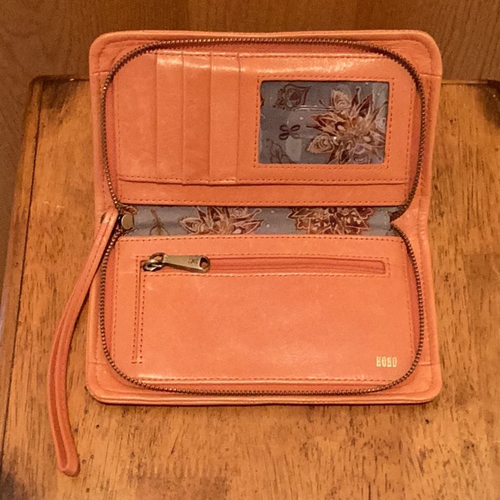 HOBO Fine Large Leather Wallet - Picture 9 of 9